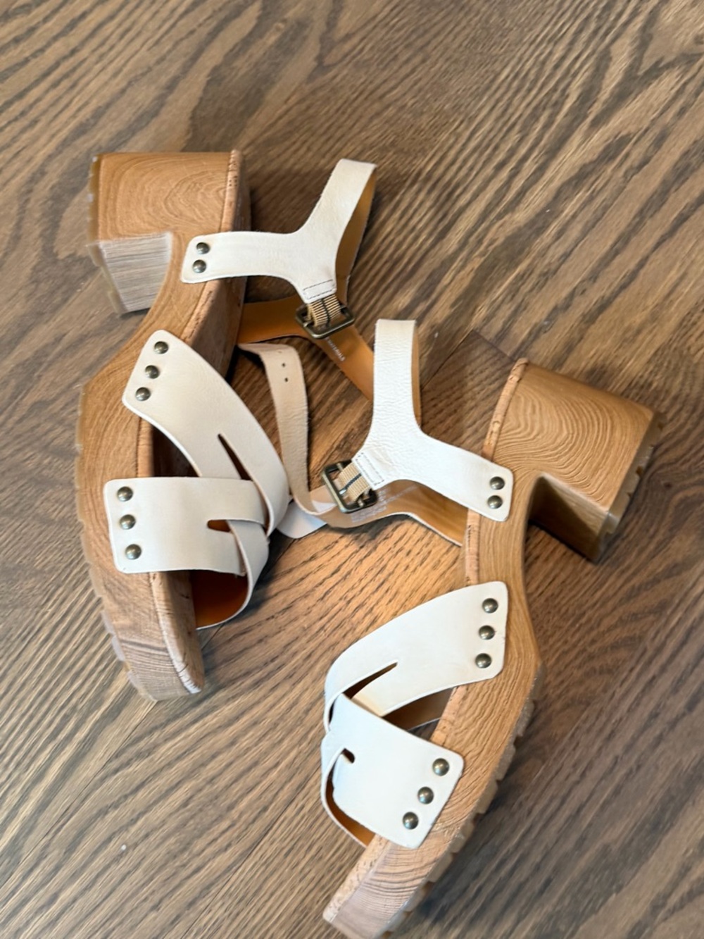 Women's Cream Cross‑Strap Chunky Heel Sandals - Picture 7 of 8